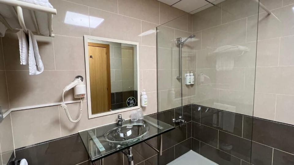 Single Room | Bathroom | Hair dryer, towels, soap, shampoo
