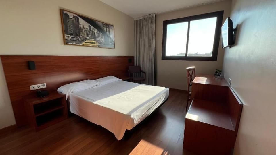 Double Room | In-room safe, blackout drapes, free WiFi