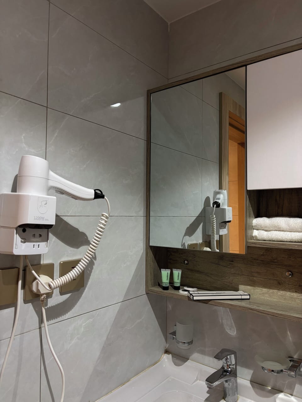 Quadruple Room | Bathroom | Shower, hair dryer, slippers, bidet