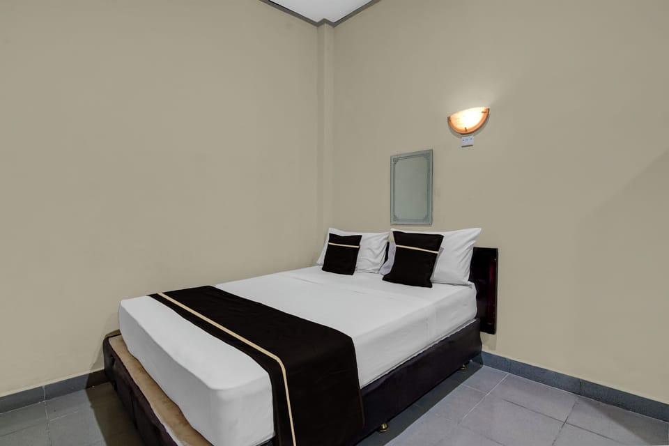 Premium bedding, desk, free WiFi, bed sheets