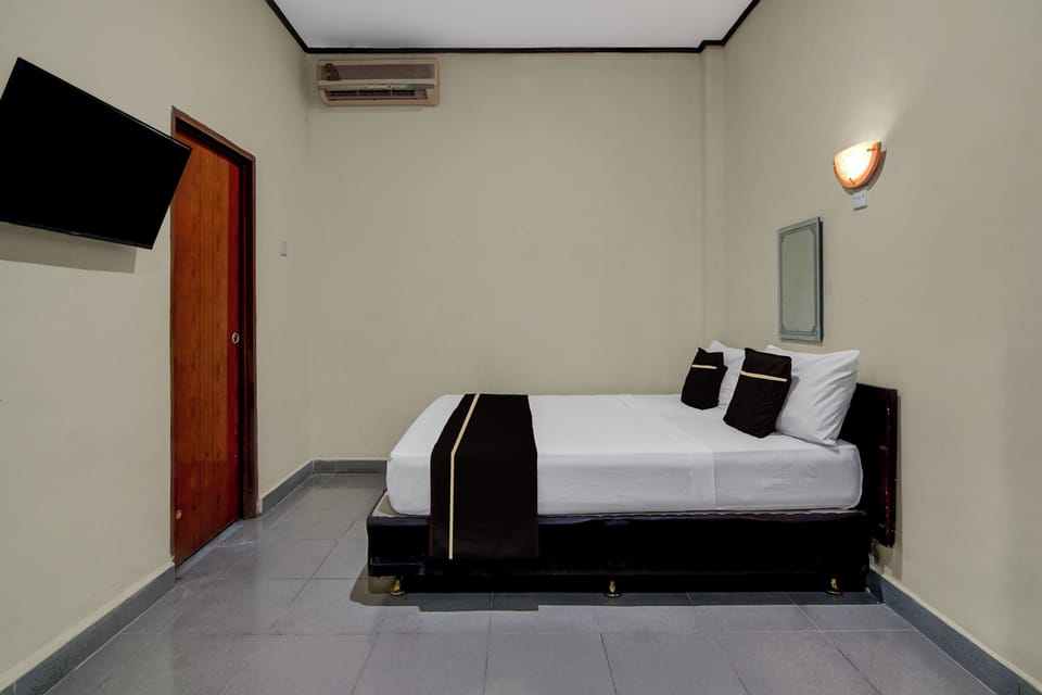 Premium bedding, desk, free WiFi, bed sheets