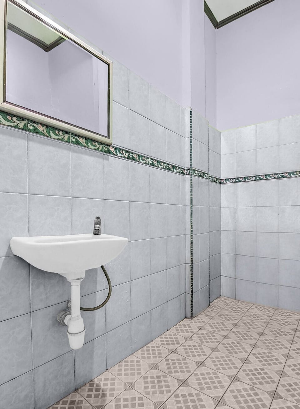 Shower, free toiletries, bidet, towels