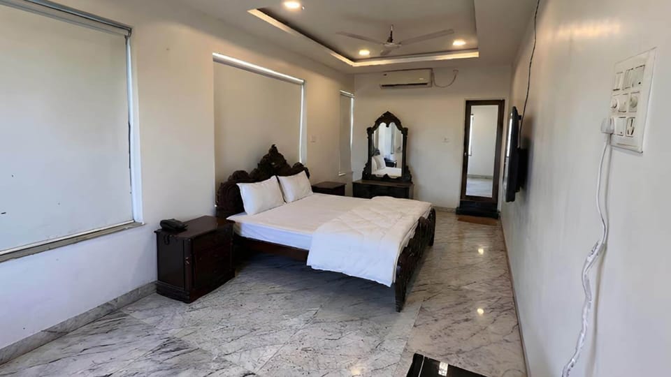 Double Room | Laptop workspace, free WiFi