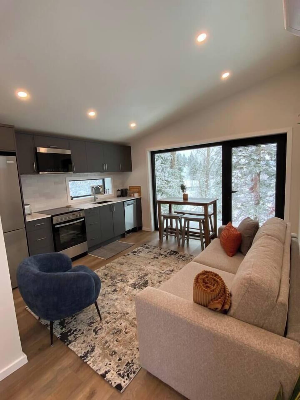 SUMMER: Kitchen Living Room