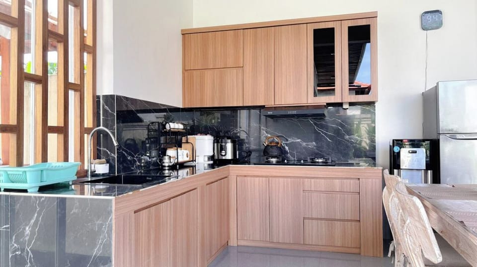 Family Room, 2 Bedrooms, Kitchenette, Pool View | Private kitchen
