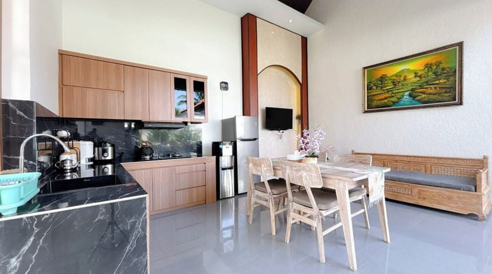 Family Room, 2 Bedrooms, Kitchenette, Pool View | Private kitchen