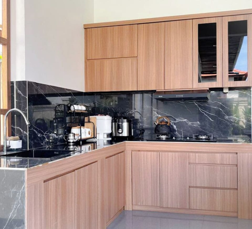 Family Room, 2 Bedrooms, Kitchenette, Pool View | Private kitchen