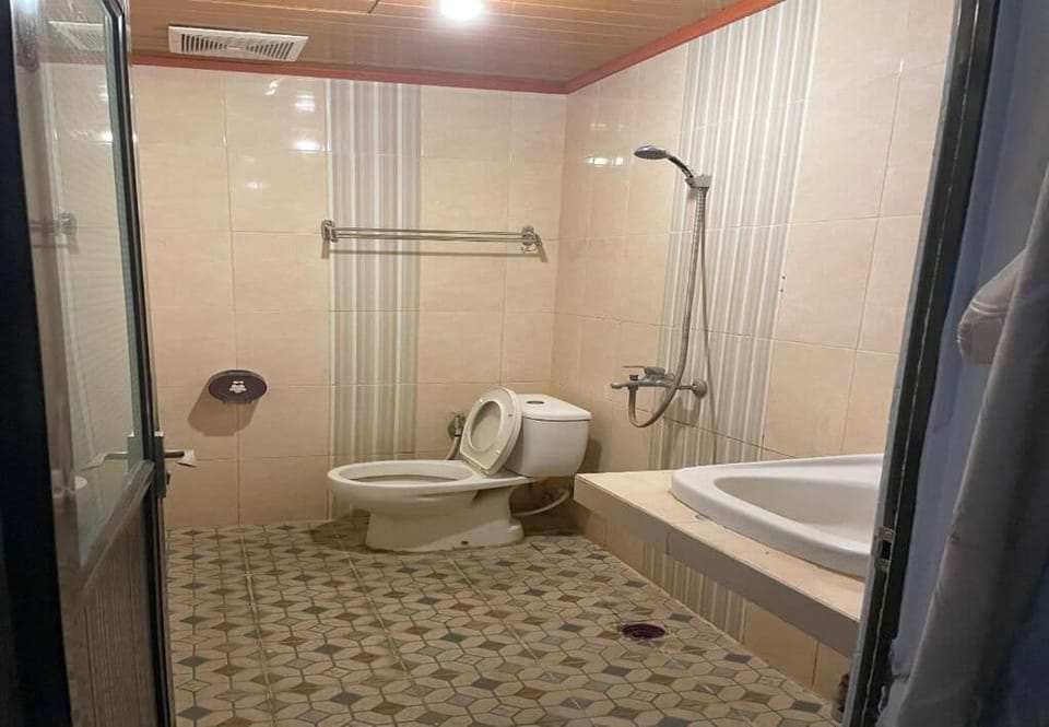 Deluxe Twin Room | Bathroom | Shower, towels, soap