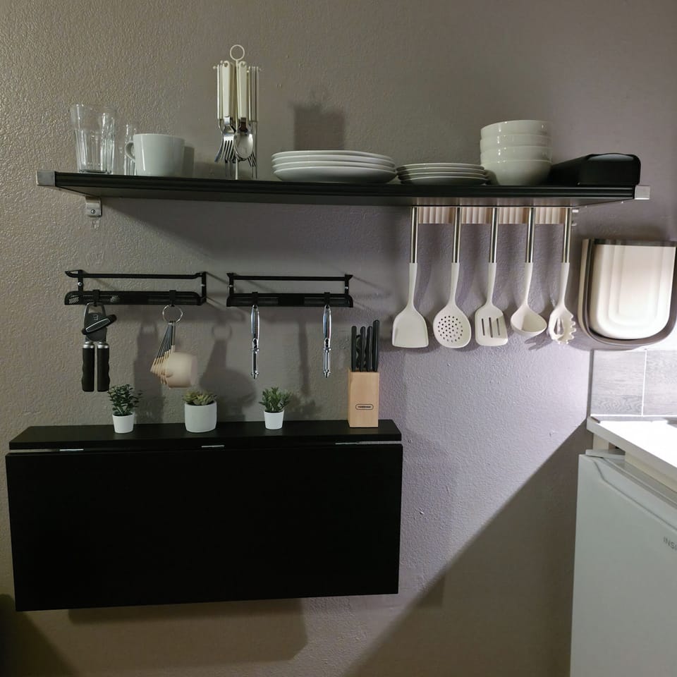 Kitchen utensils & plates 