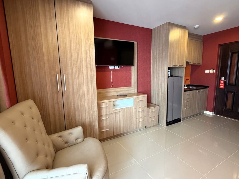 Apartment, 1 Bedroom, Smoking, Balcony | Living room