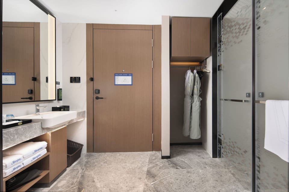 Superior Double Room, Partial Lake View | Bathroom | Free toiletries, hair dryer, slippers, towels