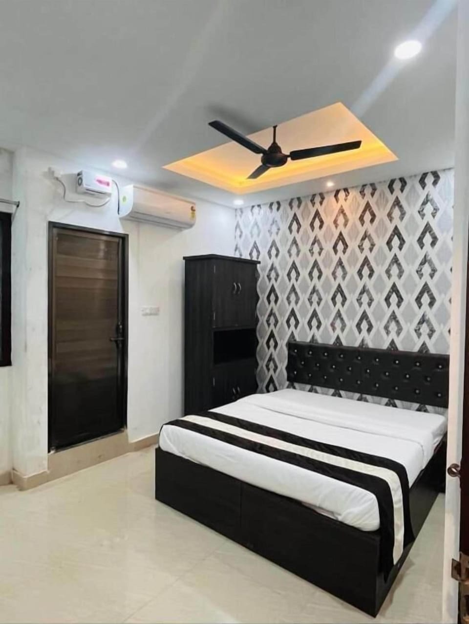 Desk, laptop workspace, free WiFi, bed sheets