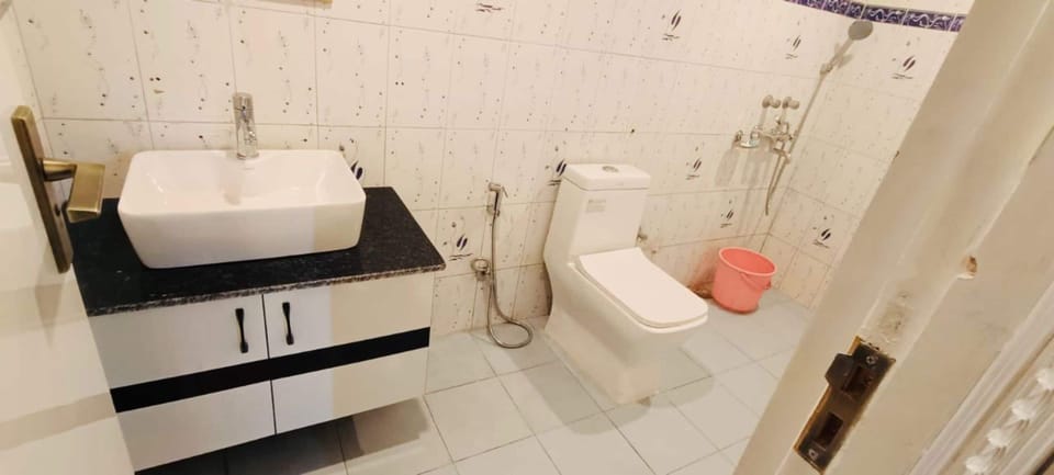 Superior Double Room, Mountain View | Bathroom | Shower, free toiletries, towels
