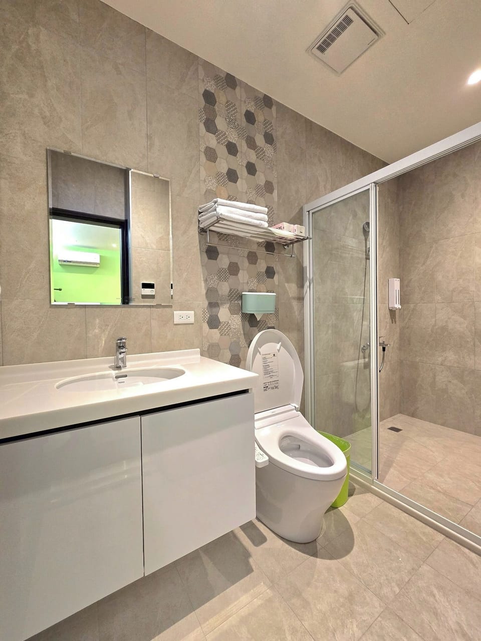 Signature Triple Room | Bathroom | Shower, hair dryer, bidet, towels