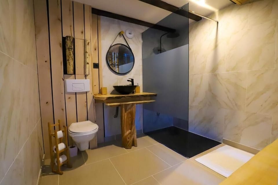 Shower, free toiletries, toilet paper