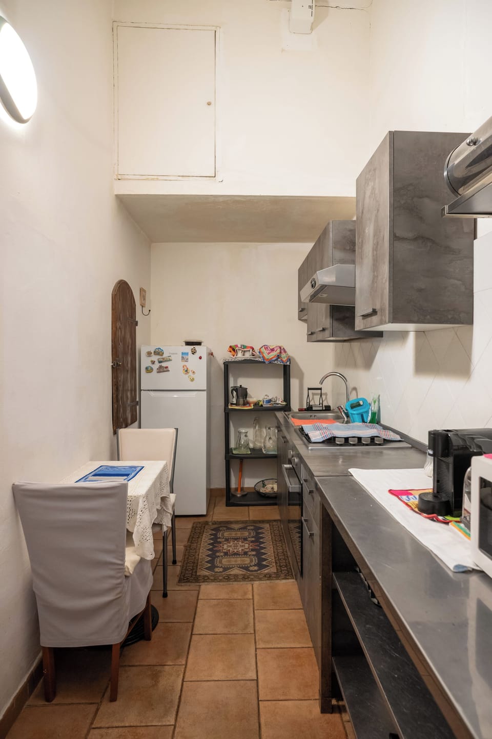 Full-size fridge, microwave, toaster, cookware/dishes/utensils