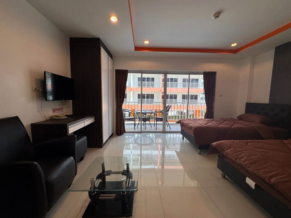 Apartment, 1 Bedroom, Smoking, Balcony | Living room