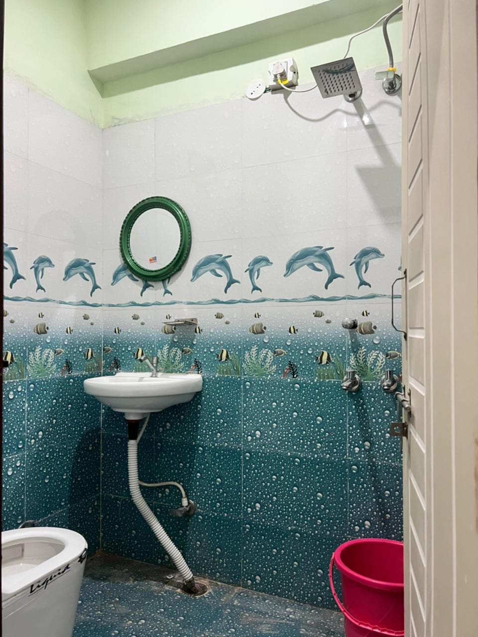 Deluxe Room | Bathroom | Shower, towels, soap, shampoo