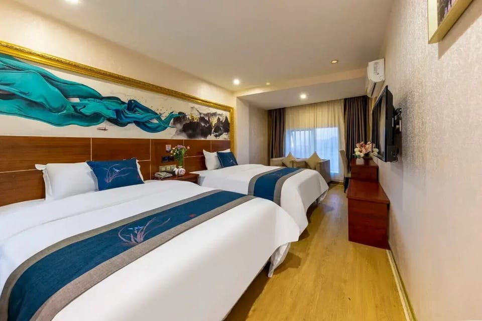 Business Travel Twin Room | Laptop workspace, free WiFi