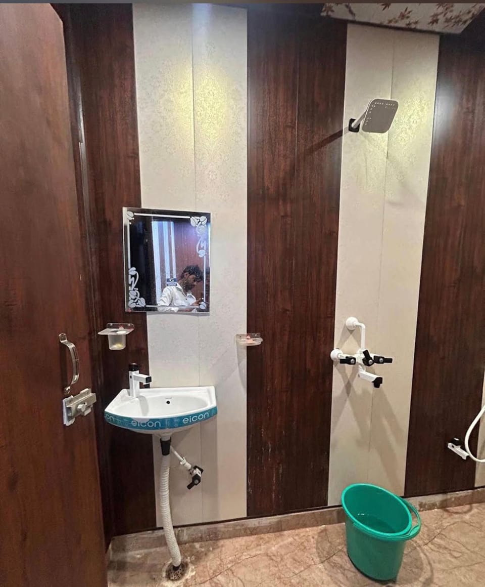 Deluxe Room | Bathroom | Shower, free toiletries, bidet, towels