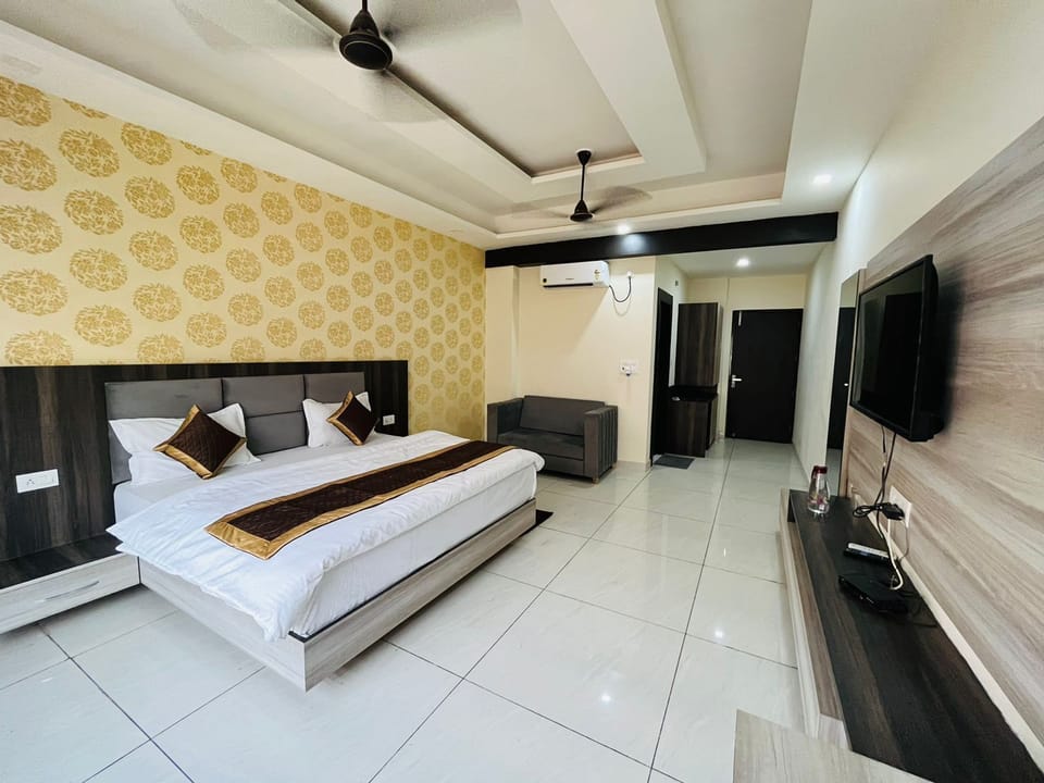 Executive Room | Premium bedding, laptop workspace, free WiFi, bed sheets