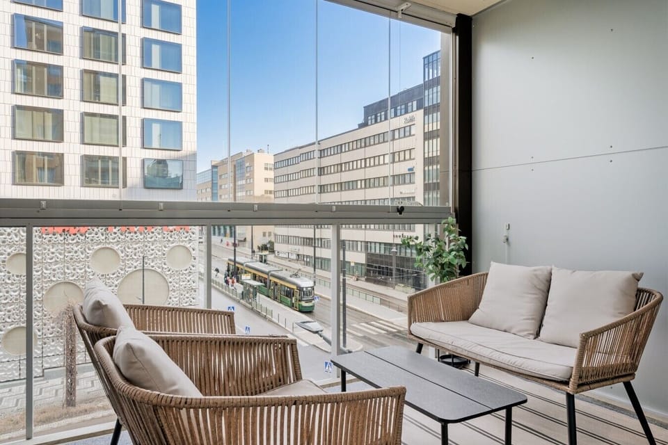 An inviting balcony with direct access from the living room offers the opportunity to enjoy fresh air and scenic views all year round. The glazed balcony provides an exclusive atmosphere and a peaceful retreat in the heart of the city.
