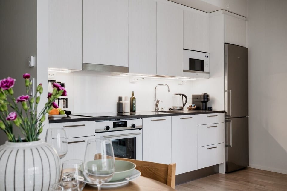 A spacious and bright kitchen with high-quality appliances and ample counter space — the perfect place for cooking and spending time together.