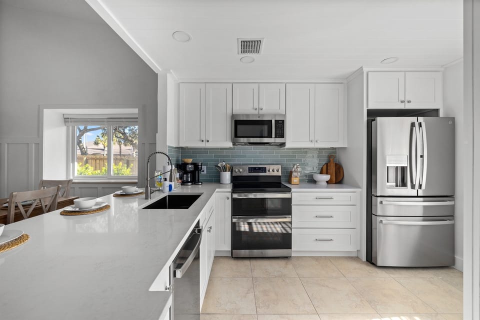 A chef-ready kitchen with stainless steel appliances, spacious prep areas, and fresh coastal finishes — perfect for family breakfasts or post-beach dinners 🌊