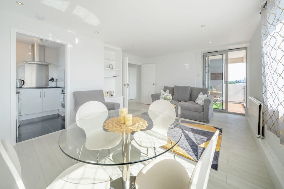 House | 1 bedroom, desk