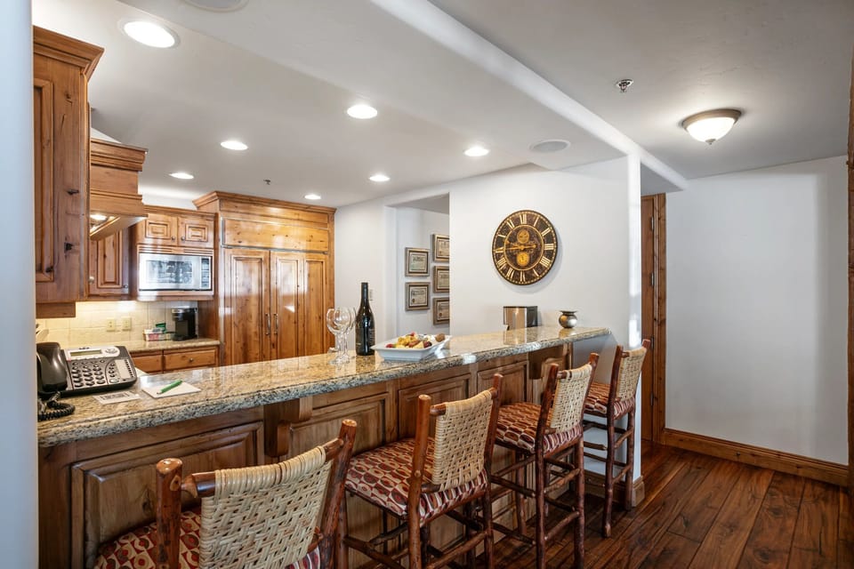 Condo, 3 Bedrooms | Dining