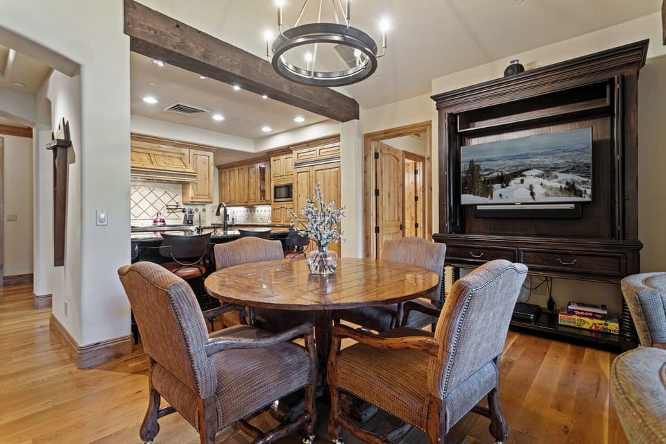 Condo, 2 Bedrooms | Dining
