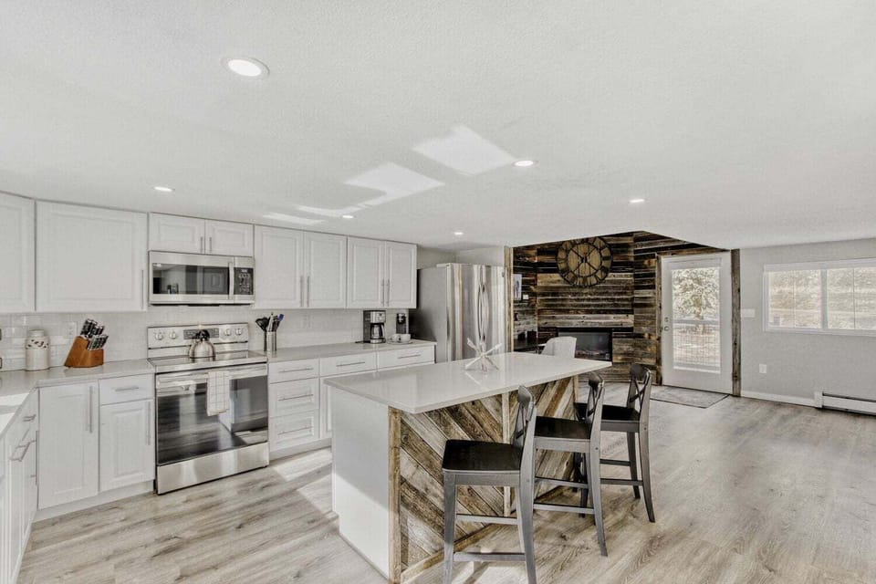 Cabin, 3 Bedrooms | Private kitchen | Coffee/tea maker, fridge, oven, toaster