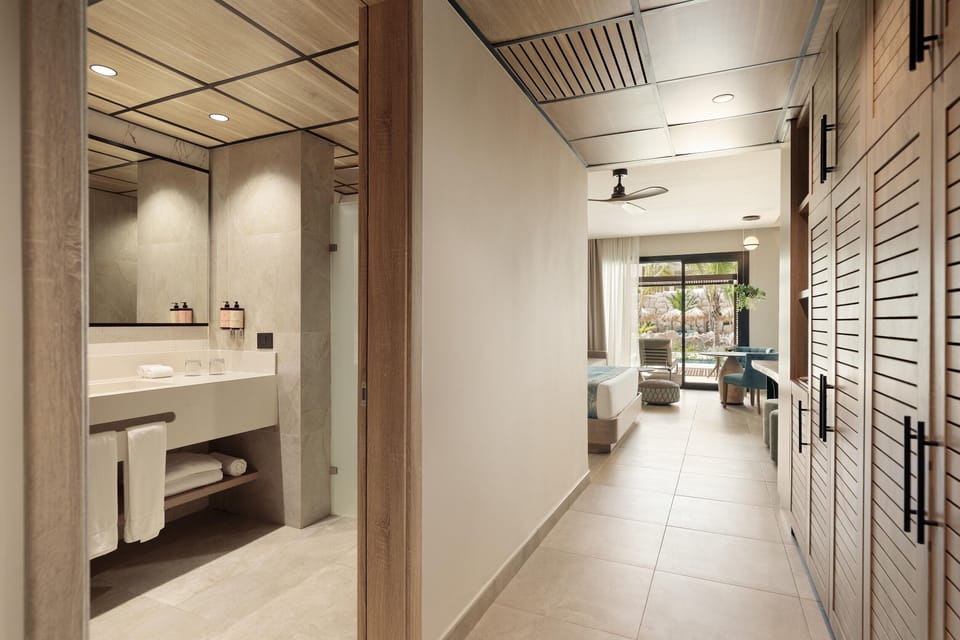 Shower, rainfall showerhead, free toiletries, hair dryer