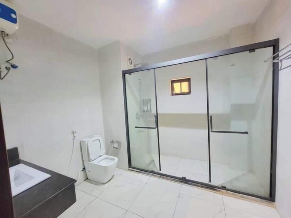 Premium Single Room, Pool View | Bathroom | Shower, free toiletries, hair dryer, towels
