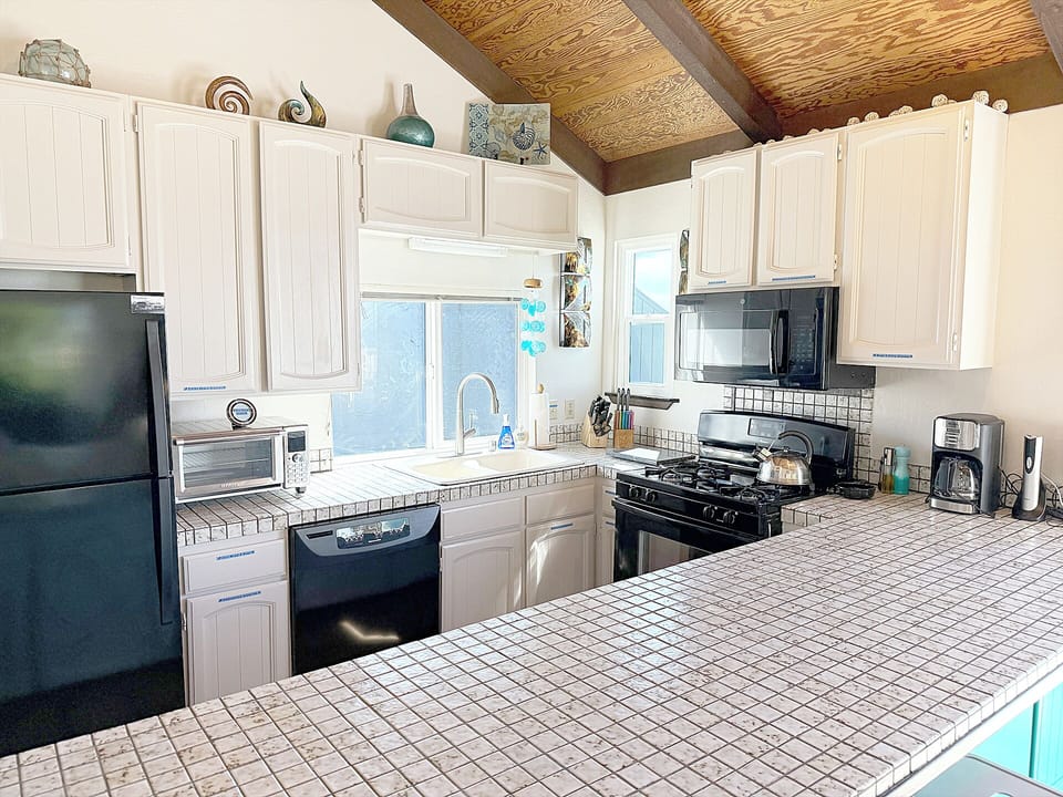This fully equipped kitchen has everything you need