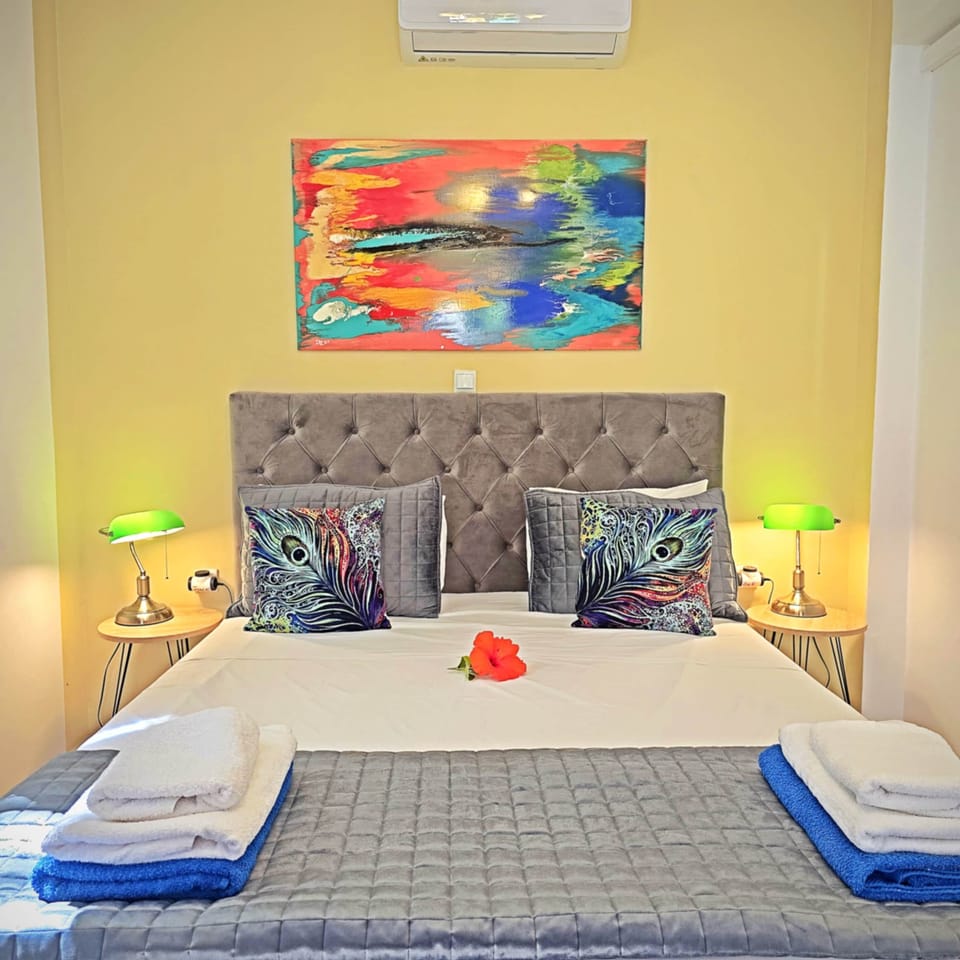 NEREUS QUEEN BED