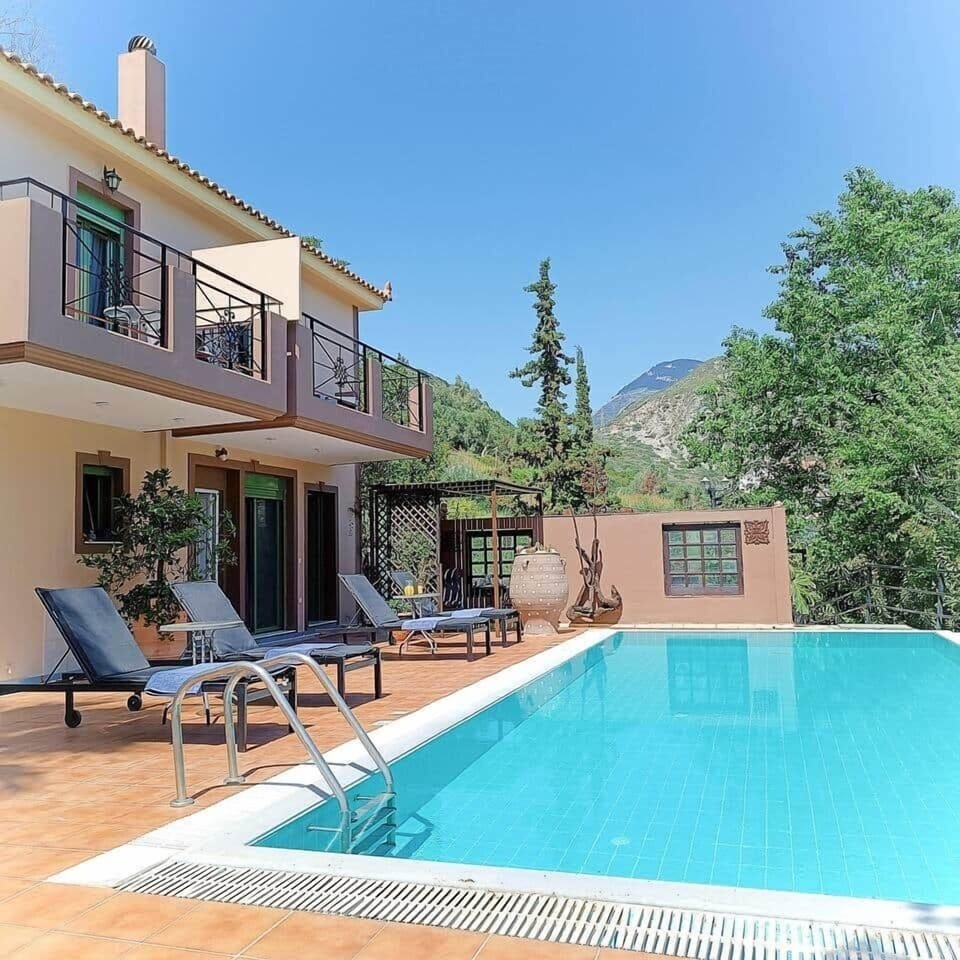 Okeanis Pool area 