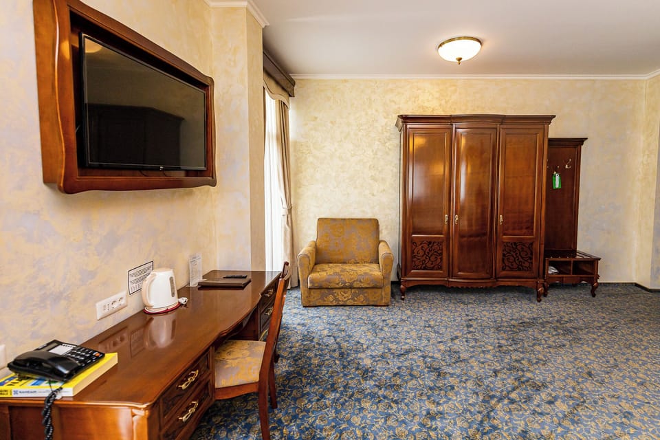 Suite, Balcony, Lake View | Interior