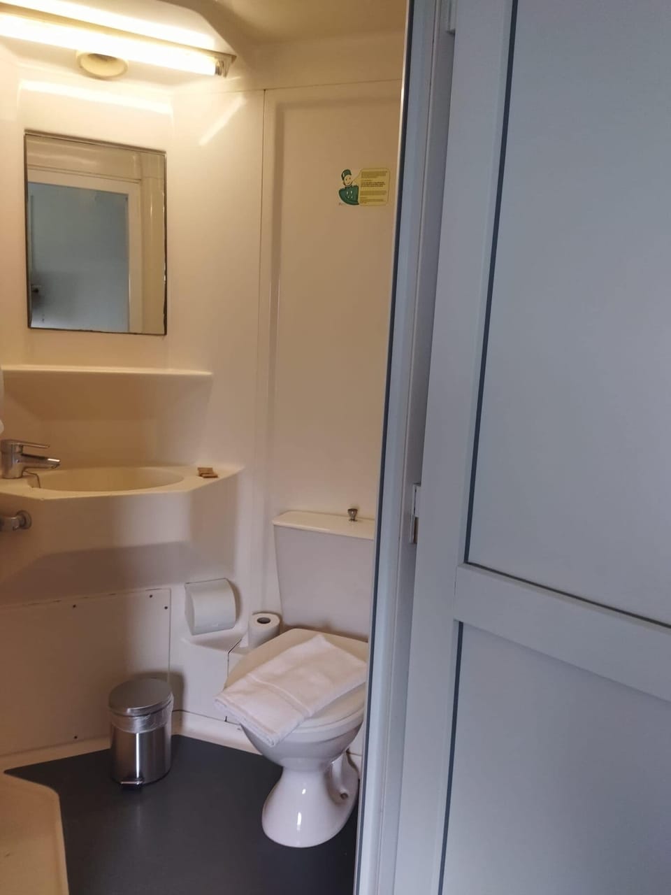 Economy Double Room | Bathroom | Shampoo, toilet paper