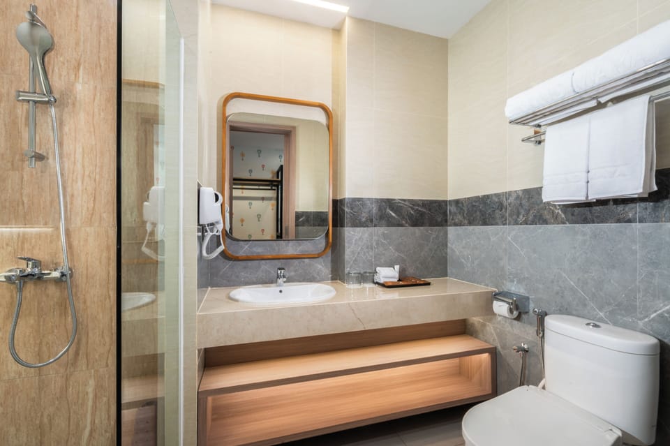 Executive Room | Bathroom | Hair dryer, towels, soap, shampoo