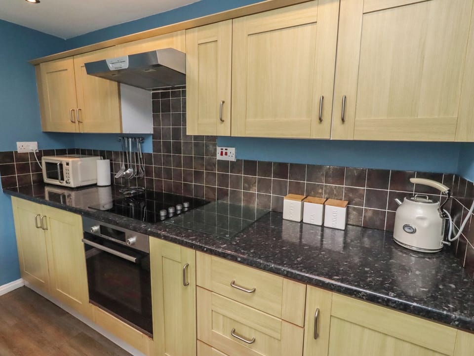 Cottage | Private kitchen | Dishwasher, cookware/dishes/utensils