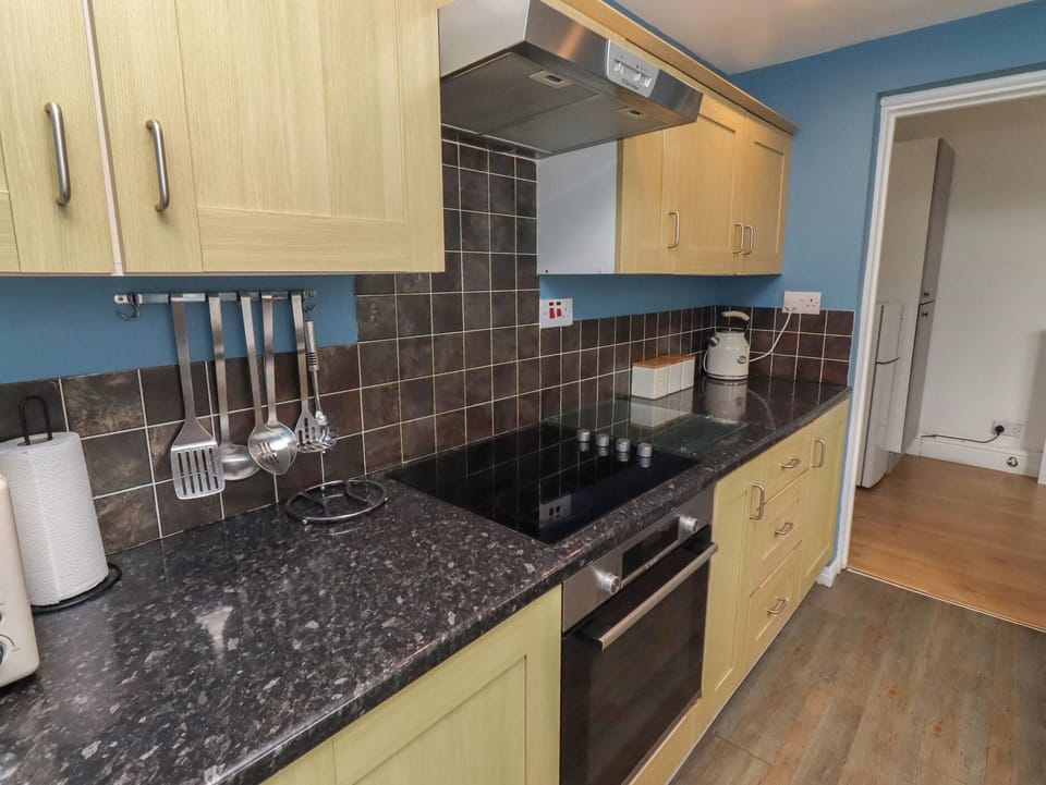 Cottage | Private kitchen | Dishwasher, cookware/dishes/utensils