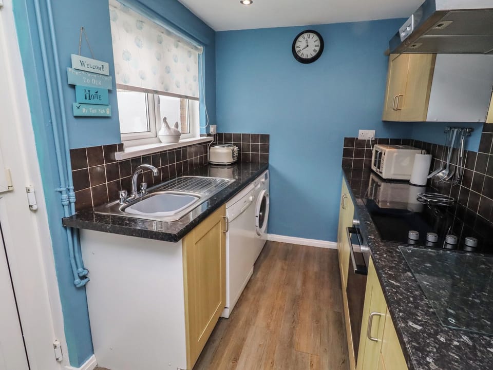 Cottage | Private kitchen | Dishwasher, cookware/dishes/utensils