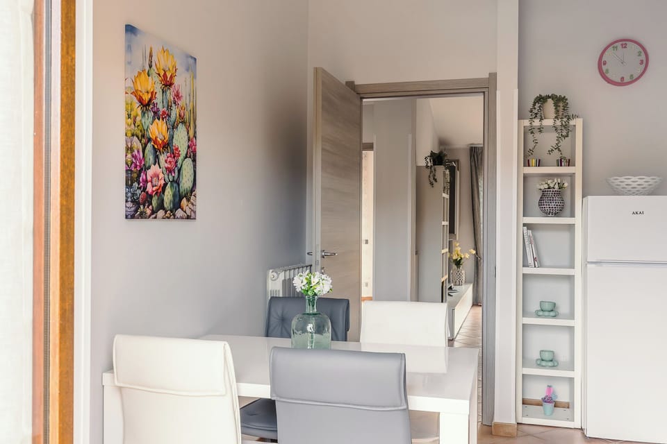 Full-size fridge, microwave, stovetop, dishwasher