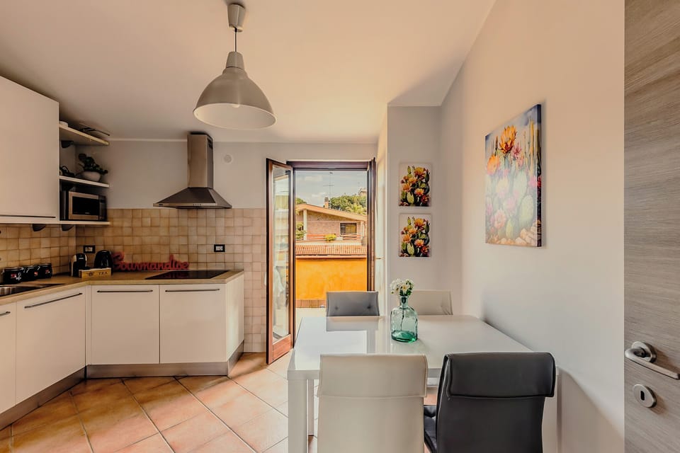 Full-size fridge, microwave, stovetop, dishwasher