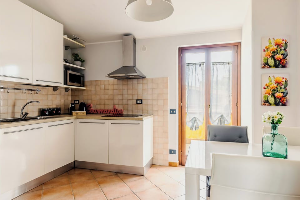 Full-size fridge, microwave, stovetop, dishwasher