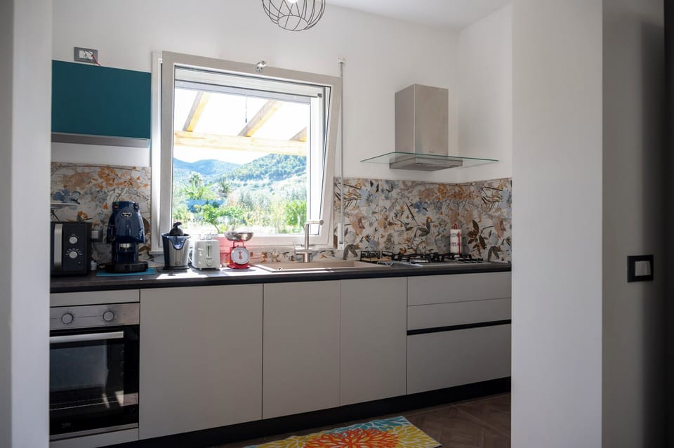 Full-size fridge, microwave, oven, stovetop