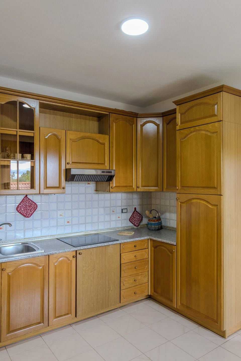 Full-size fridge, stovetop, cookware/dishes/utensils