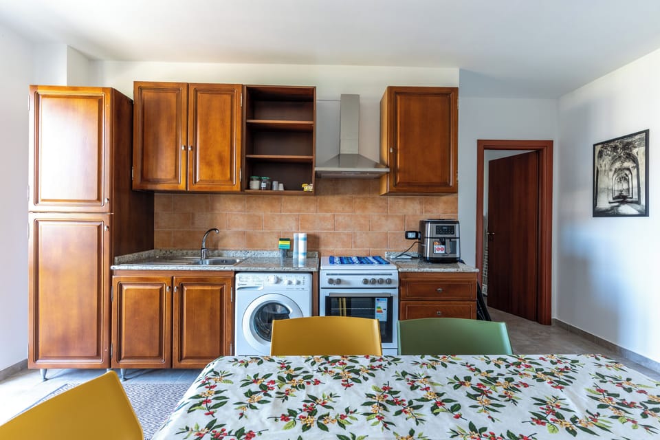 Full-size fridge, microwave, oven, stovetop