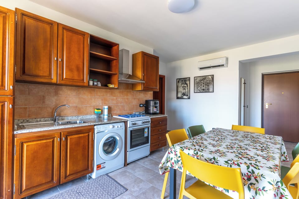 Full-size fridge, microwave, oven, stovetop
